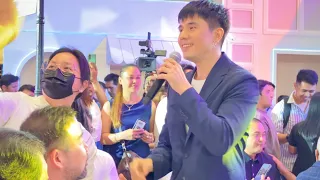 PAULO Avelino SINGS ‘Your Love’ and Goes to the AUDIENCE for PHOTOS Galore at the PeekUp Event!