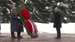 Владимир Путин возложил венок к Могиле Неизвестного Солдата