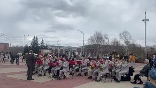 Песня "День Победы" в исполнении оркестра на Мемориале в Чите