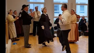 Danse "Avant 2 de travers" de Carquefou, en costume breton