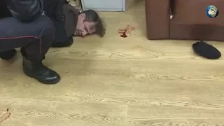 Видео задержания и допроса мужчины, напавшего с ножом на ведущую "Эха Москвы" Фельгенгауэр
