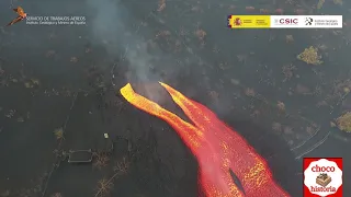 🟣 🌋Impresionante vista del caudal de LAVA que surge por la NUEVA BOCA (1/10/21) Erupción La Palma 🌋