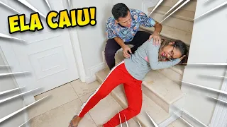 ELA CAIU DA ESCADA! - (DEU RUIM)