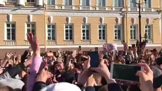 Джаред Лето поет вместе с фанатами на Дворцовой площади