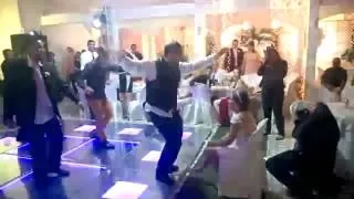 Noivo surpreende com dança coreografada em festa de casamento