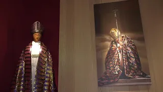 Exponen en Roma una copia de la famosa capa pluvial que Juan Pablo II usó en el Jubileo