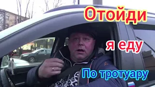 Быдло на тротуаре и под знаком эвакуация