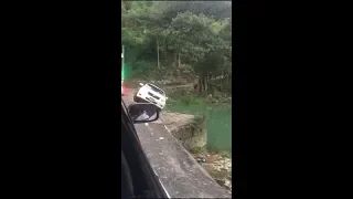 [Must Watch] Car almost runs off Flat Bridge | Bog Walk Gorge | St. Catherine