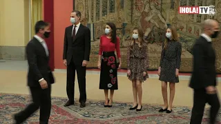 Las hijas de los reyes de España aparecieron de sorpresa en una reunión de trabajo | ¡HOLA! TV