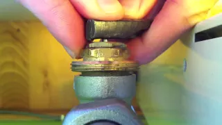 Débloquer un robinet de radiateur - astuce radiateur