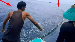 Mengejutkan Nelayan terlihat kawanan ikan terbanyak cepat cepat pasang pukat cincin