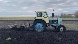 Распахиваем огороды трактором ЮМЗ. Сельхозтехника. Внутри кабины. Как валит бочком трактор по огород