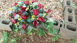 Part one)Out putting  flowers 🌹 on a unknown child graves this morning.