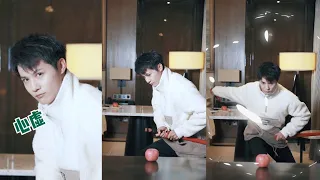 2021.01.24 DY: ZYC's swordsmanship, cutting another apple without the sword! 😅仔细看，别眨眼！#抖出新年范儿 #郑业成