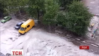 Злива із градом затопила вулиці Луцька