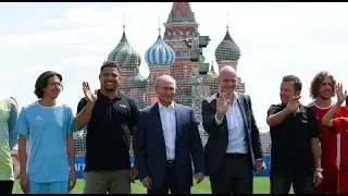 WLADIMIR PUTIN ZUFRIEDEN: Russland feiert mit der Welt sein Sommermärchen