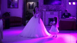 Невеста и малышка дочка поют папе, Песня подарок мужу на свадьбу