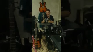Live Band NEW TONE на репетиции. cover/Queen-We Will Rock You (Соло)