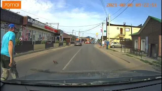 помог котенку перейти дорогу в Рыбном
