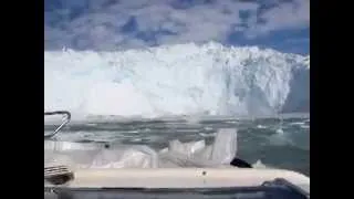Обрушение айсберга чуть не утопило туристов!!!