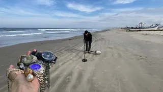 GANHAMOS O MÊS FAZENDO DETECTORISMO NA PRAIA EM 1 DIA MUITAS JOIAS 💎 PERDIDAS 😔 PRAIA DE IPANEMA !