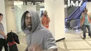 Kanye West Paparazzi Fight VIDEO!