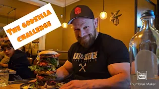 Foodchallenge: Trying the Godzilla burger challenge!