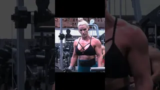 4K doing arms Jessica Williams IFBB Pro #jessicawilliamsfit #absworkout #weightlossexercise #shorts