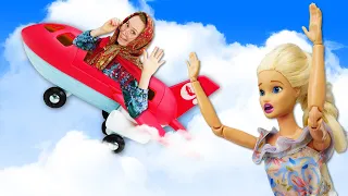 Кукла Барби и Баба Маня опаздывают в аэропорт! Весёлые видео для девочек