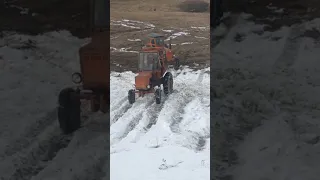 Битва тракторов Т-25 против Т-40 по снегу на подъем.