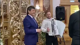 Татарстанның атказанган артисты - Зөфәр Билалов җырлый