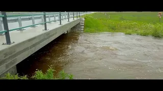 Hochwasser  im Unterallgäu. Auto steht im hohen Wasser.