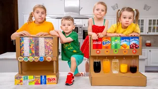 Cinq enfants jouent avec une machine à jus