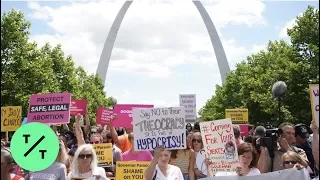 Abortion Rights Protesters Rally at Missouri Gov.'s Mansion After Planned Parenthood Loses License