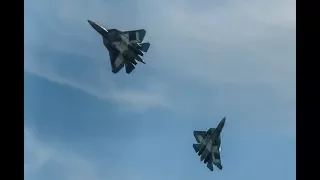 Воздушный бой.  Пара ПАК ФА Т-50. Авиасалон "МАКС 2017 " Жуковский