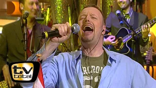 Stefan Raab covert "Live Is Life" von Opus | Der größte österreichische Hit - TV total