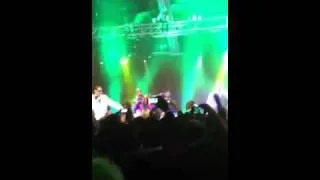 Snoop and Dr Dre perform "Kush"