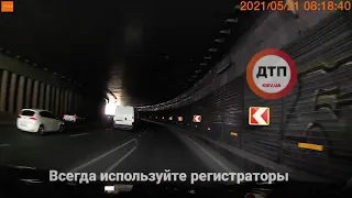 Видео момента #ДТП #авария сегодня в Киеве на набережной: водитель элитного внедорожника