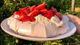 Sommerliche Baisertorte "Pavlova" mit Erdbeeren und Sahne! Lecker und einfach! Torte mit Erdbeeren