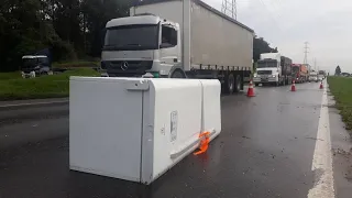 Curitiba: motorista desvia de geladeira na pista e tomba caminhão - Notícias da Massa (13/05/19)