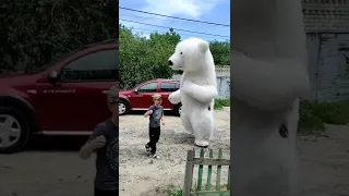 Мальчик рад медведю! Поздравление от белого медведя