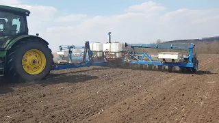 Посев кукурузы с жидкими удобрениями John Deere 8295 R + модернизированная Kinze 3600 мод v2