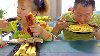 不给他做饭第25天，就不给你吃，看你还有啥办法#eating show#eating challenge#husband and wife eating food#eating#mukbang