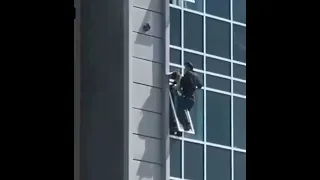 Мужчина спас девочку от падения из окна в Казахстане.