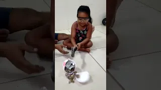 Quebrando o porquinho com minha filha.