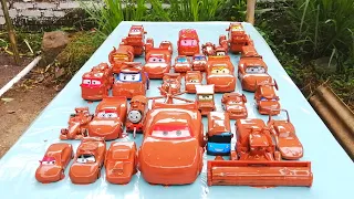 Clean up muddy minicar falling into the water & a convoys disney cars! Play in the garden #36