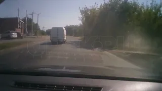 На Орском шоссе водитель ГАЗели выкидывает мусор на ходу