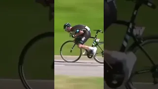 سرعة لاعب الدراجات الهوائية في النزول