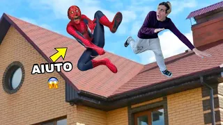 ANTO ANTO CERCA DI SCAPPARE DA SPIDER-MAN PAUROSO! LO STA SEGUENDO!! *aiuto*