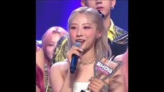 haseul looks so good holding that trophy